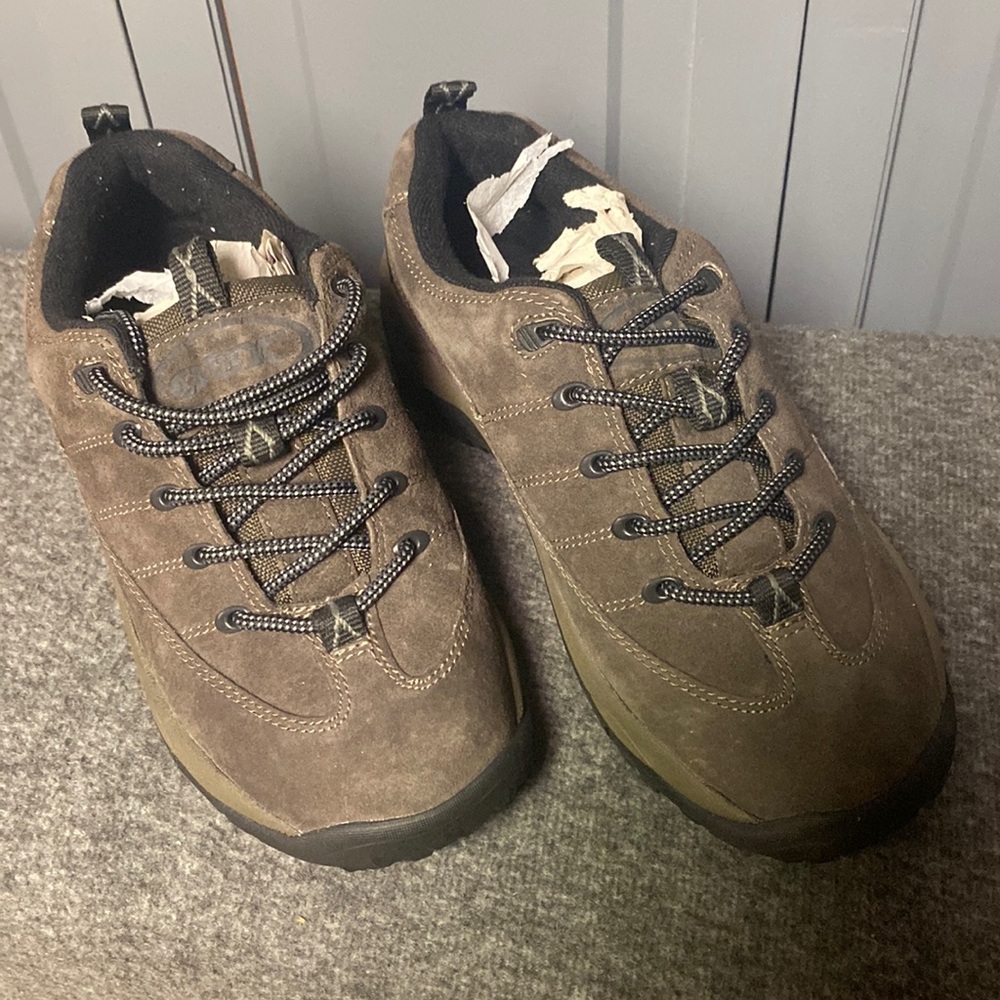 NWOT- Never worn GBX Timberline Women’s 8M